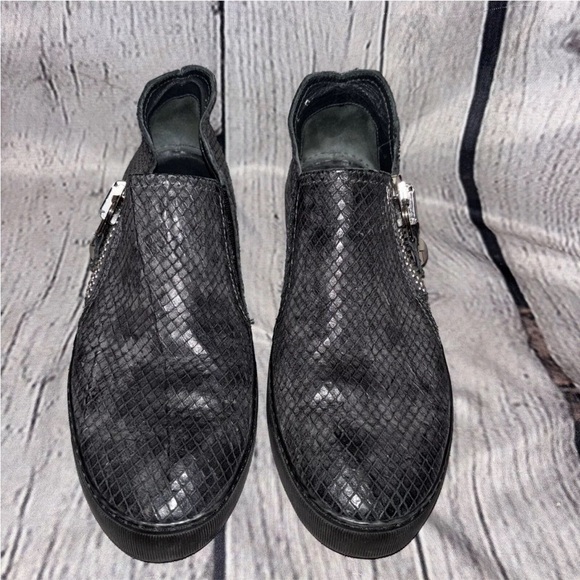 Stuart Weitzman Womens Charcoal Snake Skin Leather Rumpus Sneaker Size 6 Flats - Picture 2 of 8